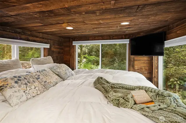 King bed conveys - it is a magical space you can see the forest from every window!