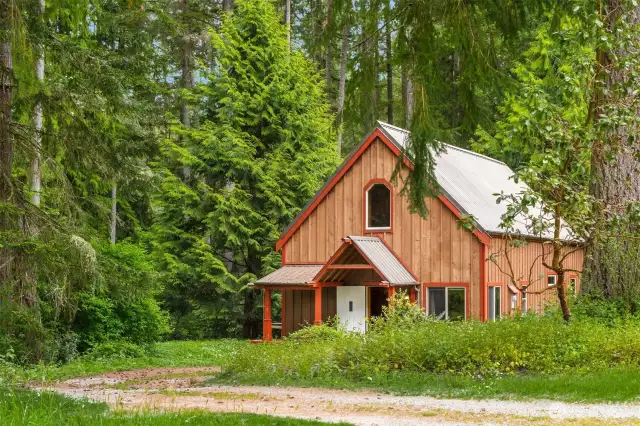 Moving on to the 2nd home. This home has its own address and tax parcel and shares a 2 party well with the main house.