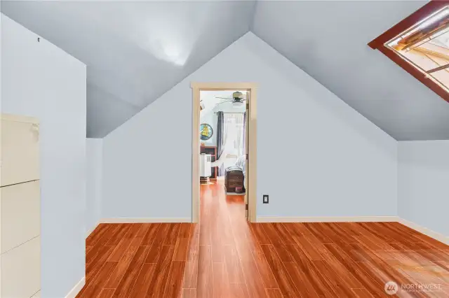 This room has been virtually enhanced to remove belongings.
