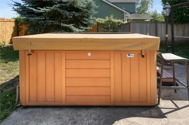 Hot tub - yes it works, yes it stays!!