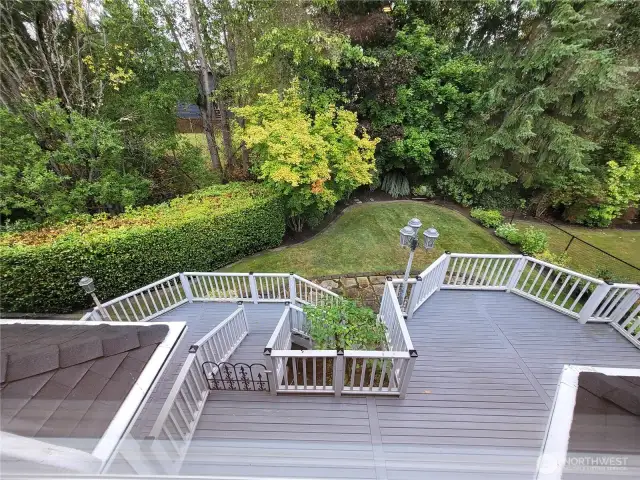 2 tiered decks for entertaining or peaceful tranquility.