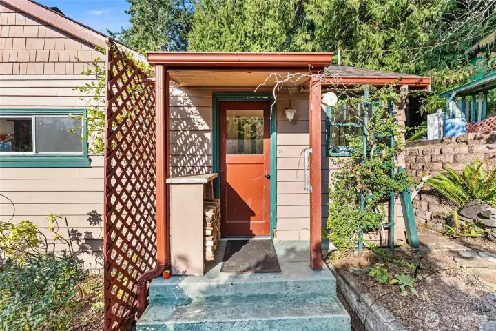 2nd entrance leads into the laundry room