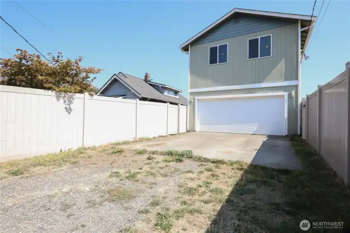 Driveway to the garage that can be used as additional parking