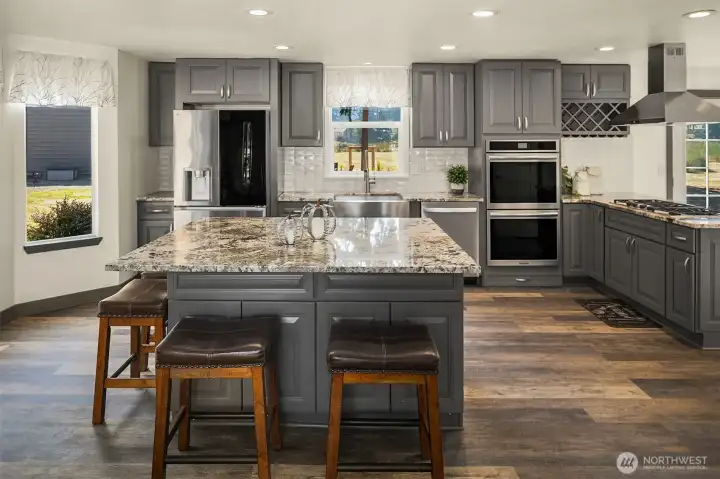 Huge center island – perfect for gathering & entertaining