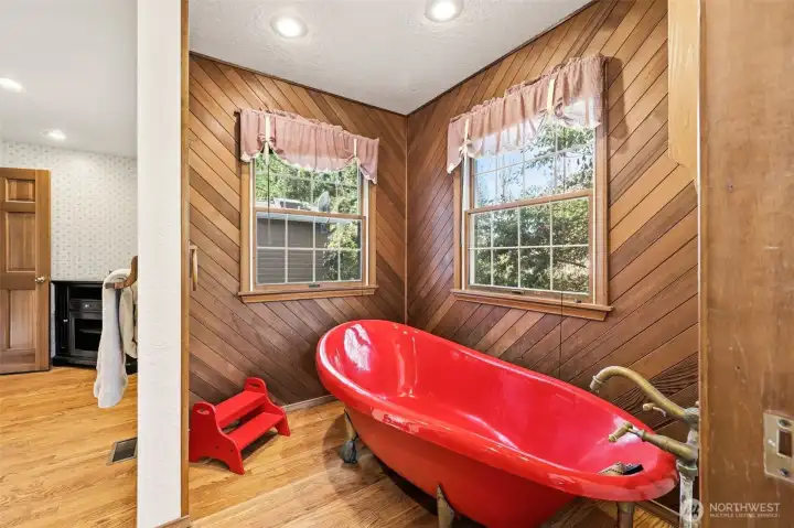 The main bathroom has a Kohler 100th Anniversary Birthday cast iron clawfoot tub. Solid cast iron, not many made, came in white, black & red (red being the rarest).
