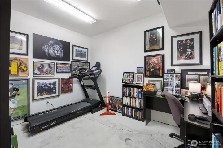 Office/mancave/Extra room- No closet