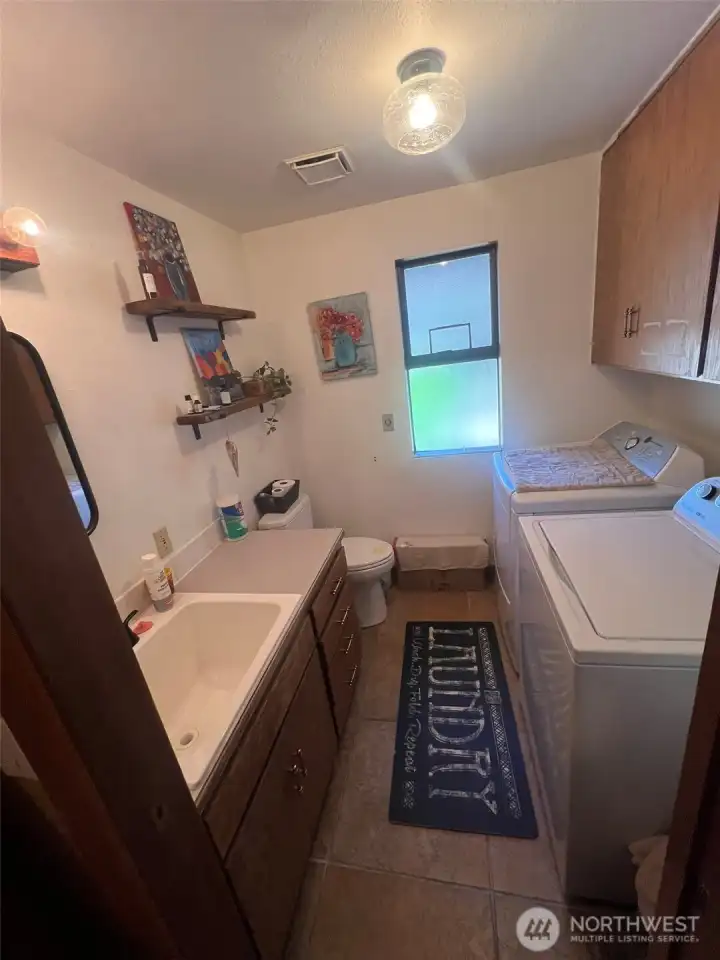 1/2 bath & Laundry Room with large wash tub.