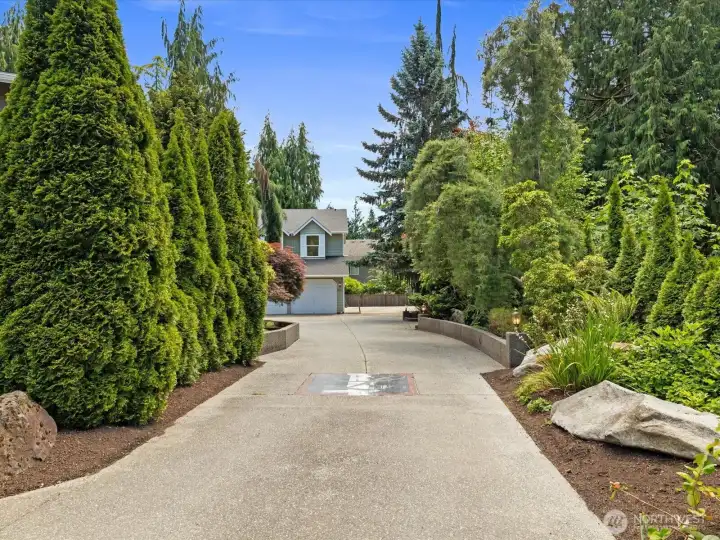 Large "estate feel" private driveway