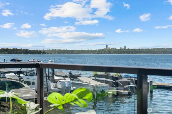 Views, views and more views! Let all your stress melt away and soak up these glorious cityscape, lake and mountain views! Views, views and more views! Let all your stress melt away and soak up these glorious cityscape, lake and mountain views!