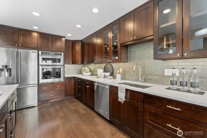 Gorgeous modern kitchen is grand in size and features SS appliances, electric cooktop and so much space! Gorgeous modern kitchen is grand in size and features SS appliances, electric cooktop and so much space!