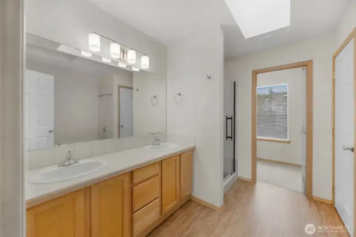 Primary suites bathroom