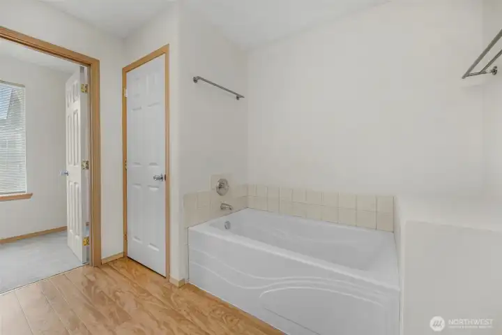 Primary suites bathroom