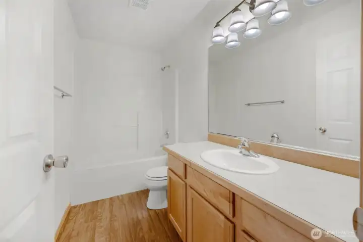 Upstairs hallway full bathroom