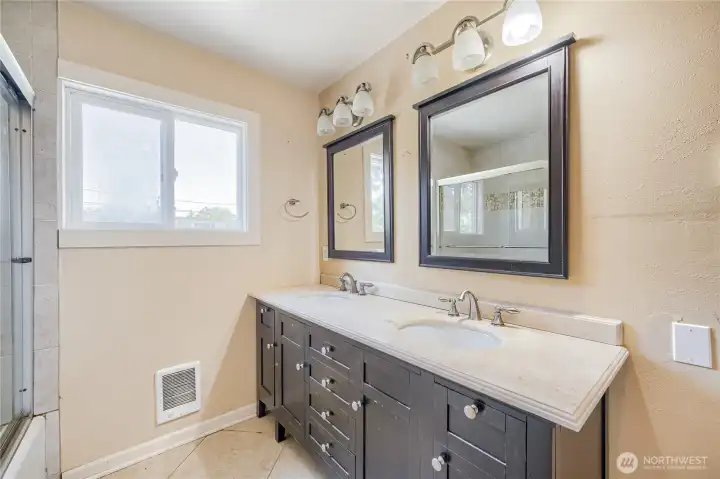 Full bath 5 piece + Double sink Full bath 5 piece + Double sink