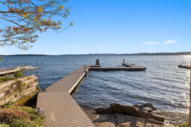 This h-shaped dock boasts a 36-foot northern pier and an 80-foot southern pier, equipped with a 6,000 lb. Sunstream boat lift, a jet ski lift, and full utility access including water and electricity.