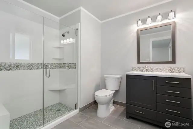 Newly refinished en-suite bathroom