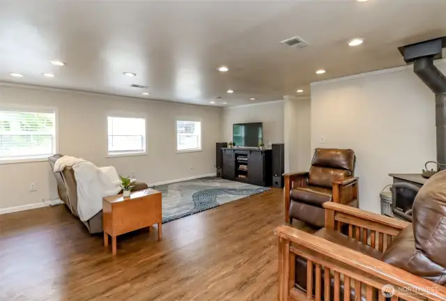 Large living room great for entertaining