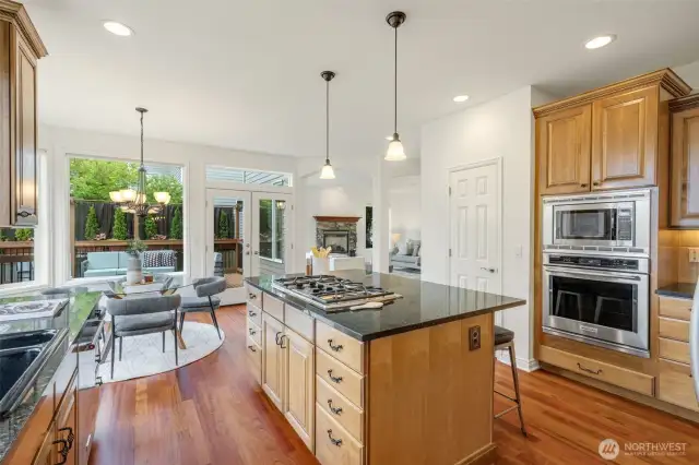 Chef's Kitchen w/ Gas Cooktop, Solid Wood Cabinets, & Eat-In Kitchen