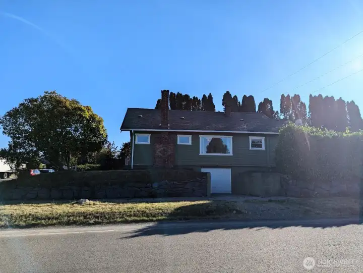 Side view on corner lot