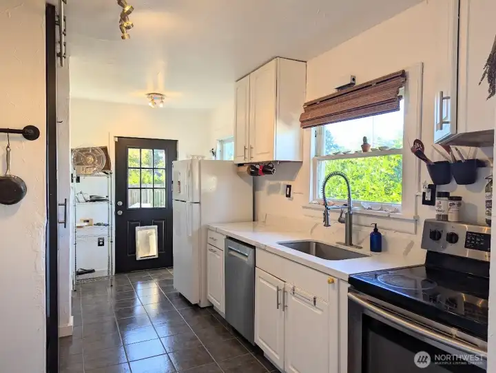 Updated kitchen w/ quartz counter tops