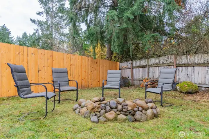 Fire Pit W chairs