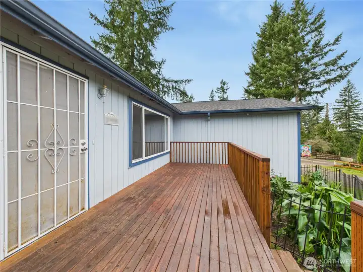 ENTERTAINMENT DECK FRONT.