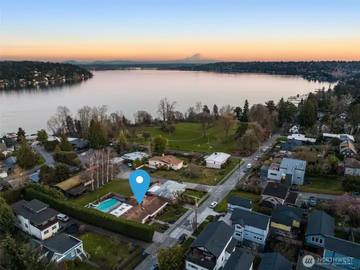 Close to Marth Washington Park, Seward Park, Lake Washington and all the wonderful trails and scenery this neighborhood has to offer.