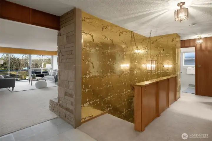 Iconic gold wallpaper