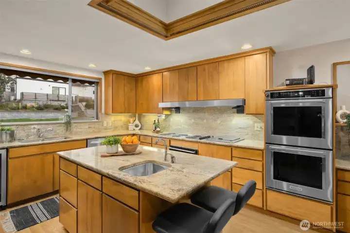 Double oven, 6 burner cooktop, grill, warming drawer, beverage fridge -- It's a true delight to host a dinner party with this kitchen!