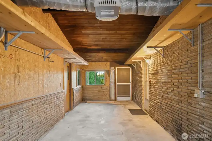 Tandem 2 car garage -- not easy to find a 2 car garage in Seattle!