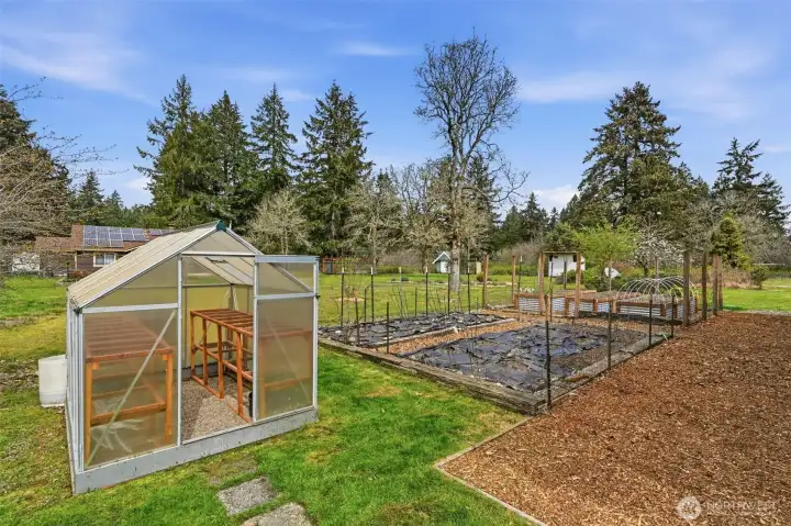 Green House, Fenced garden space, raised garden beds!