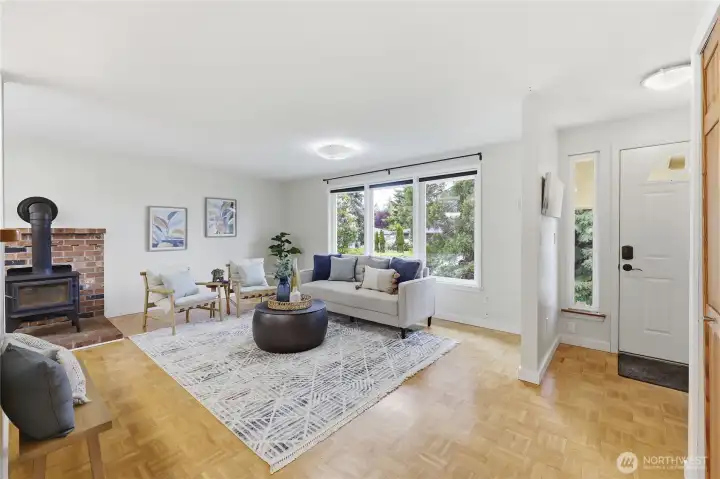 Bright livingroom with windows on both sides