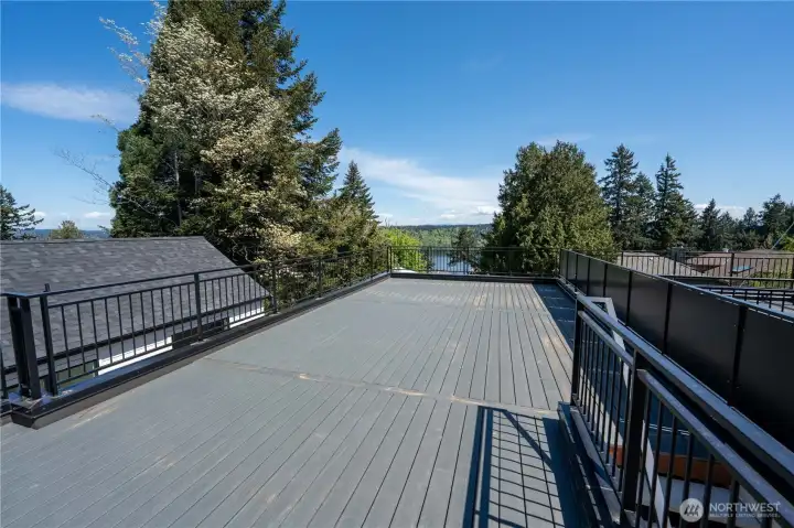 Sunny Lake View Roof Deck