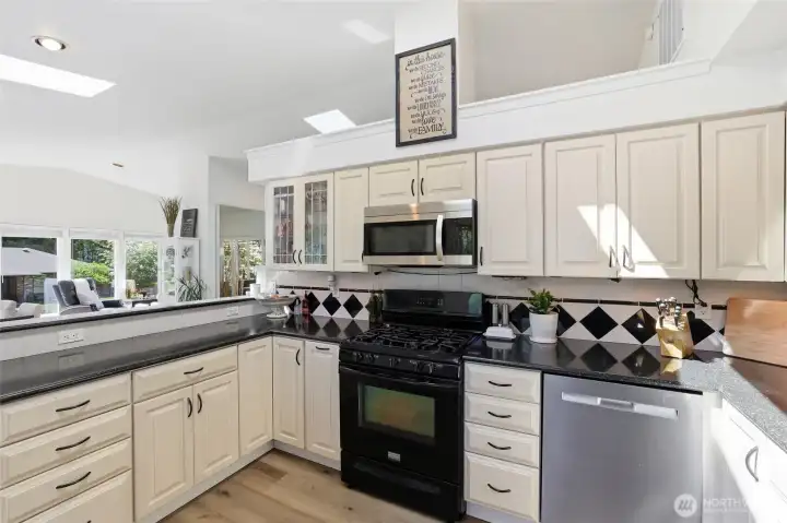 Enjoy an abundance of counter space and cabinetry, providing plenty of room for storage, organization, and everyday functionality in the kitchen. Enjoy an abundance of counter space and cabinetry, providing plenty of room for storage, organization, and everyday functionality in the kitchen.