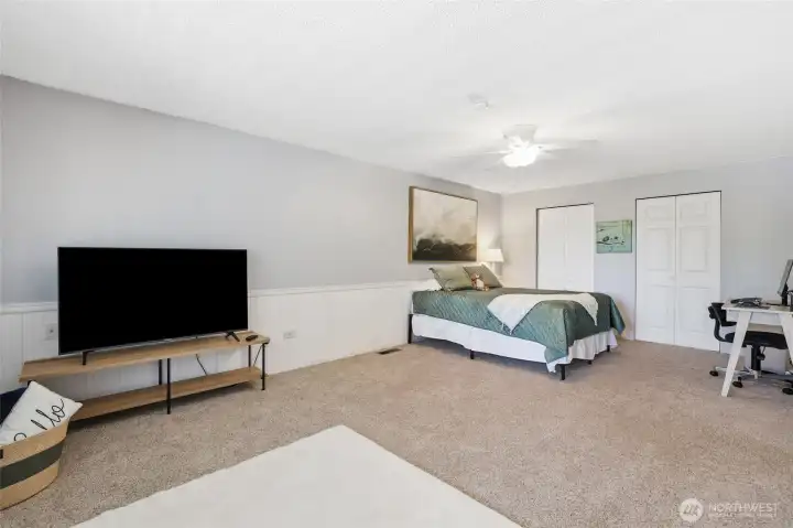 With its generous layout, this space offers plenty of room to accommodate a variety of needs, whether for relaxing, working, or everyday living. With its generous layout, this space offers plenty of room to accommodate a variety of needs, whether for relaxing, working, or everyday living.