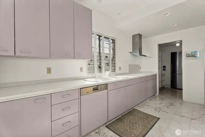 Extensive counter space and storage provide flexibility for everyday cooking and entertaining. Extensive counter space and storage provide flexibility for everyday cooking and entertaining.