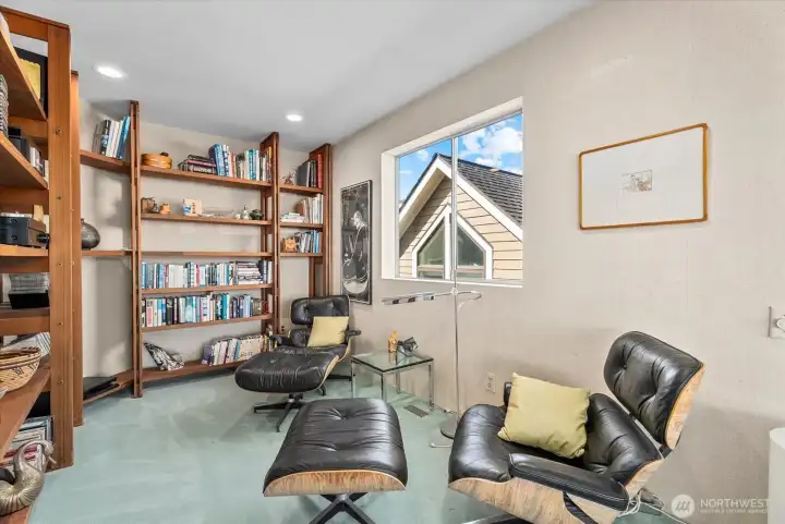 Den provides a flexible space for a home office, library, reading room, creative studio, or other lifestyle needs. Den provides a flexible space for a home office, library, reading room, creative studio, or other lifestyle needs.