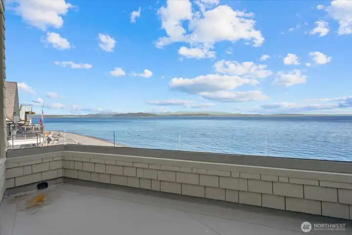 Waterfront deck positioned to take full advantage of the views. Waterfront deck positioned to take full advantage of the views.