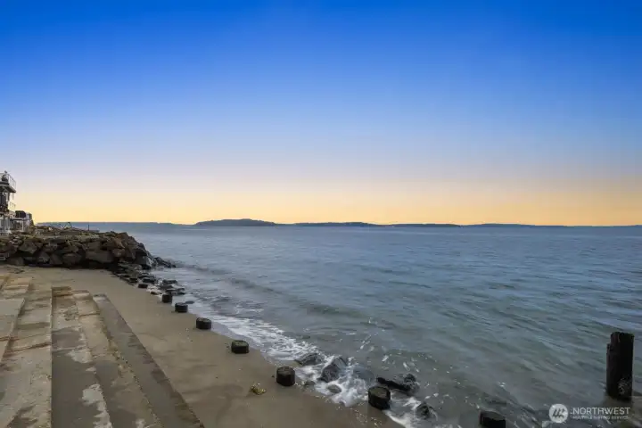 Experience the beauty of the waterfront after sunset. Experience the beauty of the waterfront after sunset.