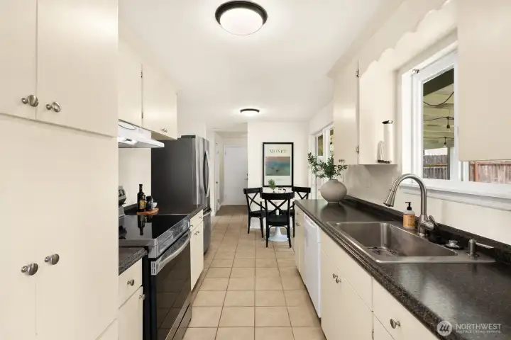 Efficient kitchen with additional eating space