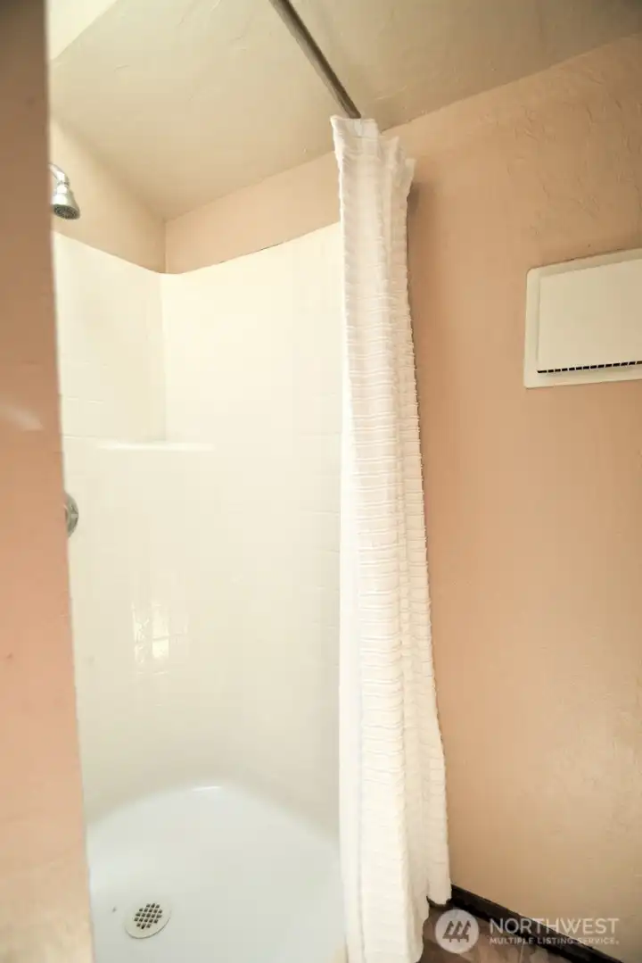 Clean and functional shower