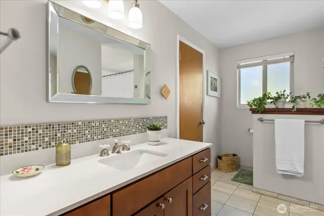 Upper bath w/ door to primary