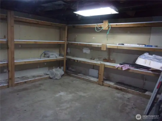 Shelving for excellent storage.