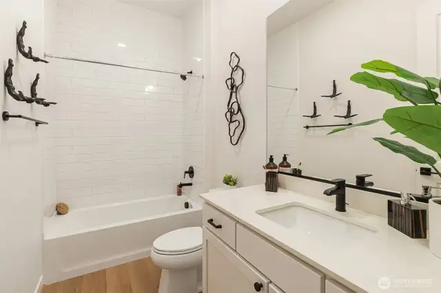 Secondary bath  *Photos for illustrative purposes only; taken from a similar model"