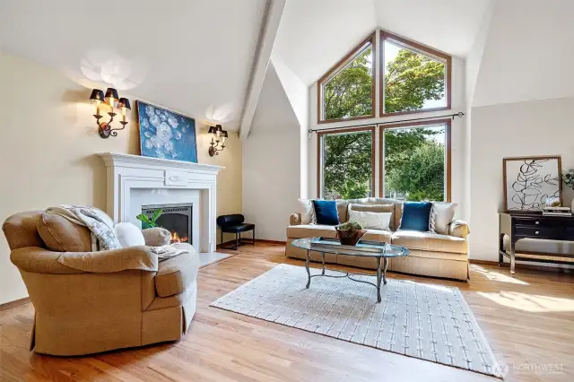 Hard wood floors and natural light throuhout