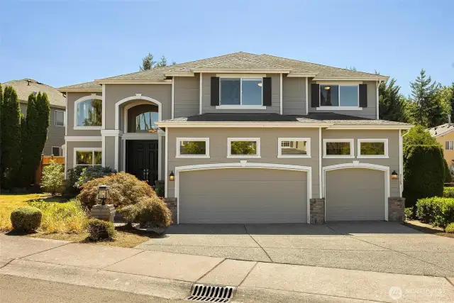 This turnkey home is located just 1 block from Carl Sandburg Elementary, a sought-after Lake Washington School District school.