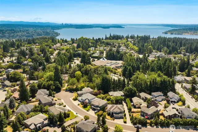 Perfectly central location; various parks, beaches, boat launches to Lake Washington, and downtown Juanita are all less than 10 minutes away