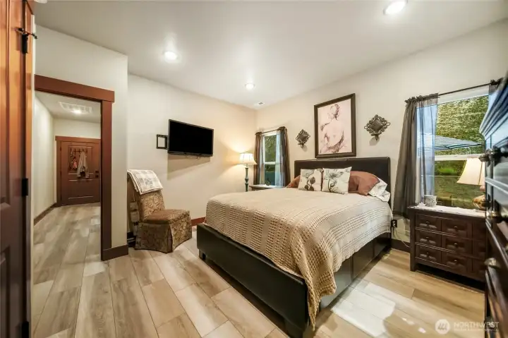 2nd/guest bedroom