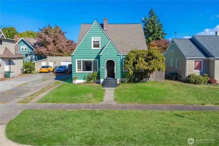 Welcome to this lovely Victorian Craftsman home in the heart of downtown Puyallup!