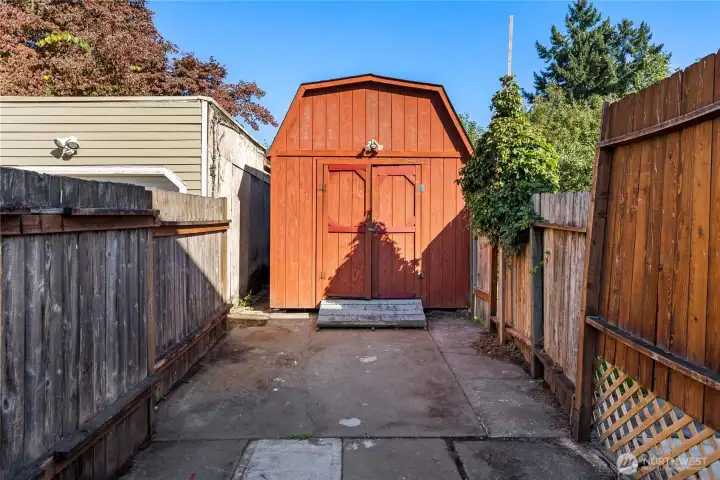 Nice storage shed in the backyard.